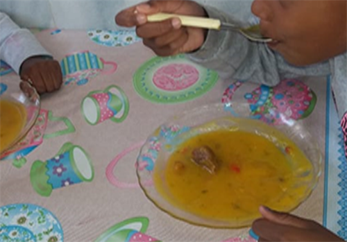 Crianc ̧as -comendo -sopa